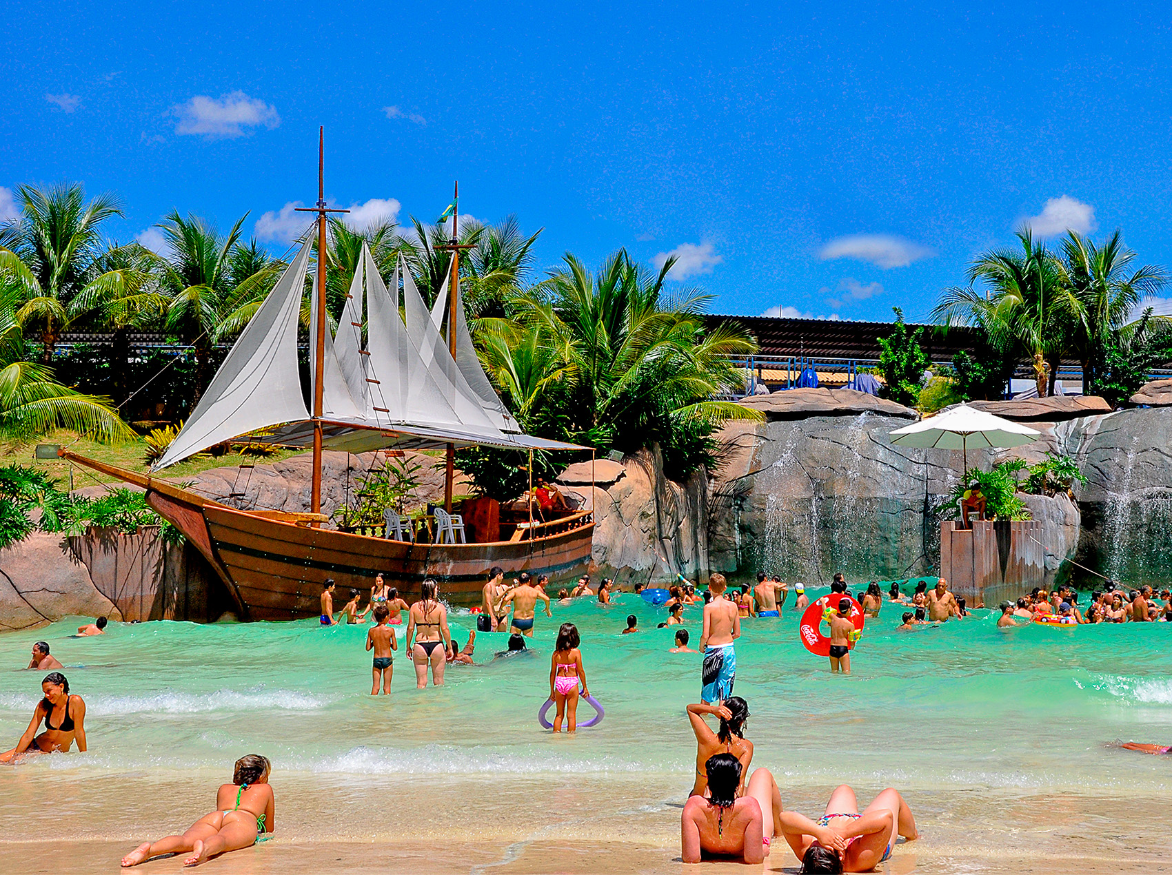 Caldas Novas, no coração de Goiás, saiba que está prestes a conhecer um destino que une lazer, relaxamento e diversão em família.