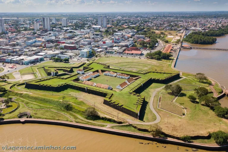 Uma viagem para Macapá é se preparar para descobrir uma capital única no Brasil, repleta de curiosidades históricas, belezas naturais...